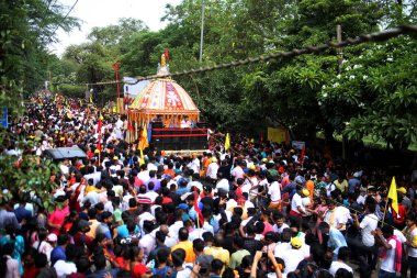 NEW DELHI INDIA 20 Haziran 2023 Devotees, 20 Haziran 2023 tarihinde Hauz Khas 'ta düzenlenen yıllık Jagannath Rath Yatra At Arabaları Festivali' ne katılmaktadır. 