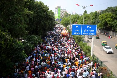 NEW DELHI INDIA 20 Haziran 2023 Devotees, 20 Haziran 2023 tarihinde Hauz Khas 'ta düzenlenen yıllık Jagannath Rath Yatra At Arabaları Festivali' ne katılmaktadır. 