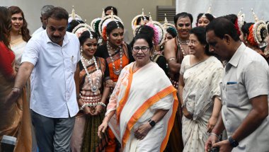 KOLKATA INDIA 20 Haziran 2023 'te Batı Bengal Mamata Banerjee Uluslararası Krishna Bilinci Derneği başkanı ISKCON Rath Yatra' nın açılışını 20 Haziran 2023 'te Kolkata Hindistan' da gerçekleştirdi. 