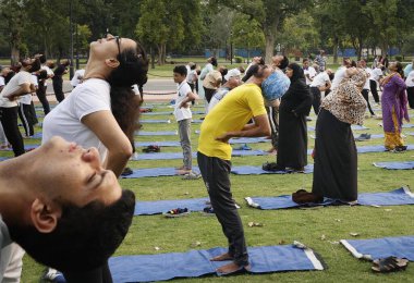 NEW DELHI INDIA HAZİRAN 21 HAZİRAN 2023 Uluslararası Yoga gününde, Hindistan Kapısı yakınlarındaki Kartavya yolunda, 21 Haziran 2023 'te, Arvind Yadav Hindustan Times tarafından Yeni Delhi' de,