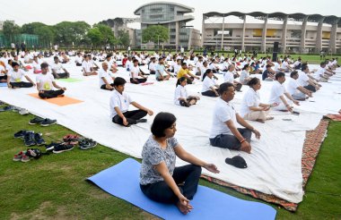 NOIDA INDIA HAZİRAN 21 HAZİRAN 2023 Uluslararası Yoga Günü münasebetiyle Noida Stadyum Sektörü 21 Haziran 2023 Noida Hindistan 'da Sunil Ghosh Hindustan Times