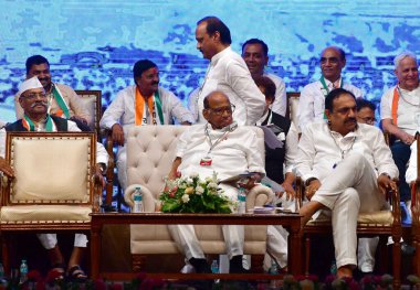 MUMBAI INDIA JUNE 21 Haziran 2023 NCP başkanı Sharad Pawar Milliyetçi Kongre Partisi NCP Şanmukhananda Konferans Salonu 'nda 25. yıldönümünü kutladı. Üye ve başkan vekili Supriya Sule NCP lideri Ajit Pawar NCP lea