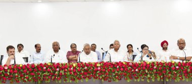 PATNA INDIA 23 Haziran 2023 Bihar Genel Başkanı Nitish Kumar RJD Başkanı Lalu Prasad ve Batı Bengal Baş Bakanı Mamta Banerjee NCP lideri Sharad Pawar, 23 Haziran 2023 tarihinde Samwad 'da yapılan muhalefet partileri toplantısı sonrasında düzenlenen ortak basın toplantısında
