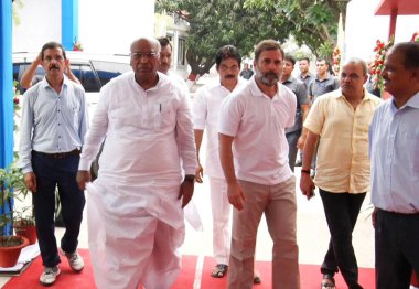 PATNA INDIA 23 Haziran 2023 Kongre Başkanı Mallikarjun Kharge ve Kongre Başkanı Rahul Gandhi, 23 Haziran 2023 tarihinde Samwad 'daki muhalefet partileri toplantısı için Patna Hindistan' da bir araya geldiler. 