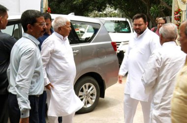 PATNA INDIA 23 Haziran 2023 RJD Başkanı Lalu Prasad ve Bihar Genel Başkan Yardımcısı Tejashwi Yadav, 23 Haziran 2023 tarihinde Samwad 'daki muhalefet partileri toplantısına katılmak üzere Patna Hindistan' da bir araya geldiler.