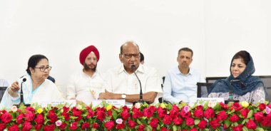 PATNA INDIA 23 Haziran 2023 Batı Bengal Genel Sekreteri Mamta Banerjee NCP Başkanı Sharad Pawar ve eski Başbakan J ve K Mehbooba Müftüsü, 23 Haziran 2023 tarihinde Samwad 'da yapılan muhalefet partileri toplantısı sonrasında düzenlenen ortak basın toplantısında