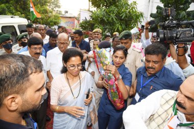 PATNA INDIA 23 Haziran 2023 Milliyetçi Kongre Partisi Başkanı Sharad Pawar ve parti milletvekili Supriya Sule, parti liderlerinin 23 Haziran 2023 'te Patna Hindistan' daki Nüfus Dairesi 'nde yaptıkları karşılamada, muhalefet partilerinin önde gelen liderleri Cuma günü bir karayolunu çizmek üzere Patna' da bir araya geldiler.