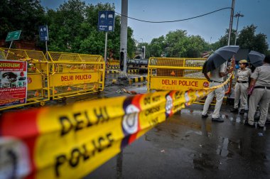 YENİ DELHI INDIA 25 HAZİRAN 2023 Delhi polisi, Yeni Delhi Tren İstasyonu 'nda elektrik direğine çarptıktan sonra ölen bir kadının bulunduğu noktaya barikat kuruyor. 25 Haziran 2023' de Yeni Delhi Hindistan 'da 34 yaşında bir kadın...