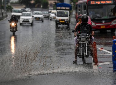 YENİ DELHI INDIA 25 HAZİRAN 2023 NH24 yağmurunda 25 Haziran 2023 'te Yeni Delhi' de sağanak yağış ile birlikte Ulusal Başkent Delhi 'nin bazı bölgelerini ve S' nin ilk saatlerinde bitişik bölgelerini yıldırımlar vurdu.