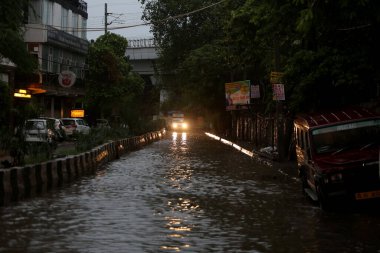 YENİ DELHI INDIA 25 HAZİRAN 2023 Batla House yolunda 25 Haziran 2023 gecesi Yeni Delhi 'de sağanak yağış ve ardından gelen yıldırımlar, başkent Delhi' nin çeşitli bölgelerini ve komşu bölgelerini kasıp kavurdu.