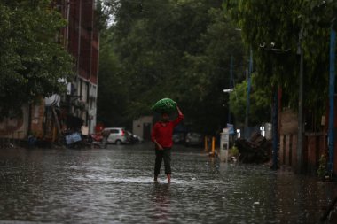 NEW DELHI INDIA 25 HAZİRAN 2023 Jamia Millia İslami yolu yakınlarındaki Gaffar Manzil yolunda 25 Haziran 2023 gecesi Yeni Delhi Hindistan 'da sağanak yağış sonrasında yıldırımlar eşliğinde Ulusal Başkent Delhi' nin çeşitli bölgelerine yayıldı. 