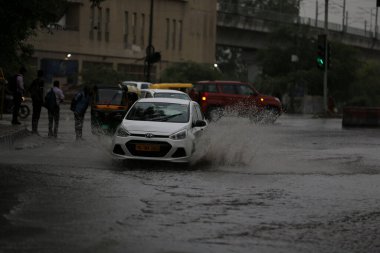 NEW DELHI INDIA 25 HAZİRAN 2023 Kalindi Kunj Yolu 'nda 25 Haziran 2023 gecesi Yeni Delhi' de sağanak yağış ve ardından gelen yıldırımlar nedeniyle başkent Delhi ve bitişiğindeki bazı bölgelere sıçradı.