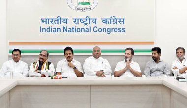NEW DELHI INDIA 26 Haziran 2023 Kongre Başkanı Mallikarjun Kharge ile parti liderleri Rahul Gandhi ve K C Venugopal ve Telangana Kongre Başkanı Revanth Reddy, Bharat Rashtra Samithi BRS liderlerinin katıldığı törende bir araya geldiler. 
