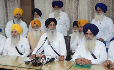 AMRITSAR INDIA 26 Haziran 2023 Shiromani Gurdwara Parbandhak Komitesi SGPC başkanı Harjinder Singh Dhami C, 26 Haziran 2023 tarihinde Hindistan 'ın Amritsar kentinde yapılan genel kurul toplantısı sonrasında bir basın toplantısında, Sameer Sehgal Hindustan Times tarafından çekilmiştir.