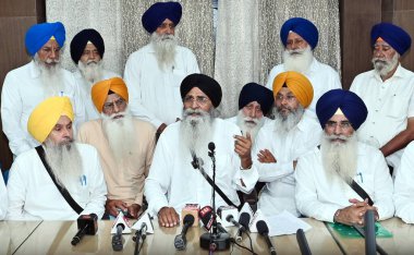 AMRITSAR INDIA 26 Haziran 2023 Shiromani Gurdwara Parbandhak Komitesi SGPC başkanı Harjinder Singh Dhami C, 26 Haziran 2023 tarihinde Hindistan 'ın Amritsar kentinde yapılan genel kurul toplantısı sonrasında bir basın toplantısında, Sameer Sehgal Hindustan Times tarafından çekilmiştir.