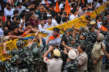 NEW DELHI INDIA JUNE 27 Haziran 2023 Akhil Bharatiya Vidyarthi Parishad ABVP Öğrenci Sendikası 27 Haziran 2023 tarihinde Delhi Başbakanı Arvind Kejriwal 'ın konutu yakınındaki sözde izinsiz çalıştırma derslerine karşı protesto düzenledi.