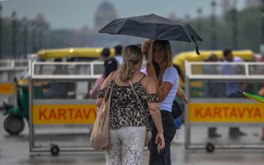 NEW DELHI INDIA HAZİRAN 28 HAZİRAN 2023 Hindistan Kapısı yakınlarındaki hafif yağmurun tadını çıkaran ziyaretçiler 28 Haziran 2023 Yeni Delhi Hindistan Fotoğrafı: Raj K Hindistan Times