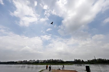 NEW DELHI INDIA HAZİRAN 28 HAZİRAN 2023 Yamuna nehri üzerinde İmza Köprüsü yakınında 28 Haziran 2023 'te Yeni Delhi Hindistan Fotoğrafı: Sanjeev Verma Hindustan Times