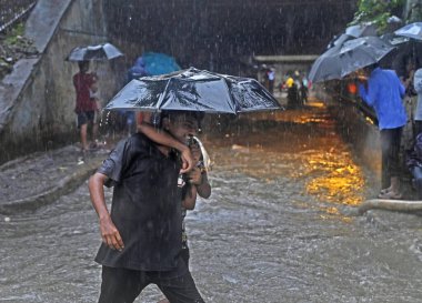 MUMBAI INDIA JUNE 28 Haziran 2023 Kandivali 'de 28 Haziran 2023 tarihinde şiddetli yağmur nedeniyle İstanbul Metrosu' nda oturum açtı.