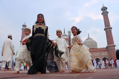 YENİ DELHI INDIA 29 Haziran 2023 Çocuklar tarihi Jama Mescidi 'nde namaz kıldıktan sonra 29 Haziran 2023' te Yeni Delhi 'de Yeni Delhi' de Kurban Bayramı 'nda ya da Bakra Bakrid al Adha Kurban Bayramı' nda ya da Qurban Baya 'da Qurban Baya' da oynadılar.