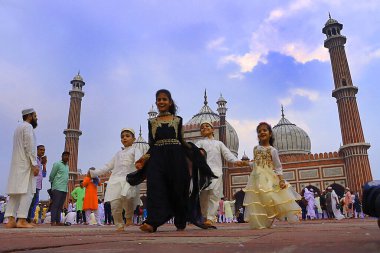 YENİ DELHI INDIA 29 Haziran 2023 Çocuklar tarihi Jama Mescidi 'nde namaz kıldıktan sonra 29 Haziran 2023' te Yeni Delhi 'de Yeni Delhi' de Kurban Bayramı 'nda ya da Bakra Bakrid al Adha Kurban Bayramı' nda ya da Qurban Baya 'da Qurban Baya' da oynadılar.