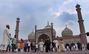 YENİ DELHI INDIA 29 Haziran 2023 Çocuklar tarihi Jama Mescidi 'nde namaz kıldıktan sonra 29 Haziran 2023' te Yeni Delhi 'de Yeni Delhi' de Kurban Bayramı 'nda ya da Bakra Bakrid al Adha Kurban Bayramı' nda ya da Qurban Baya 'da Qurban Baya' da oynadılar.