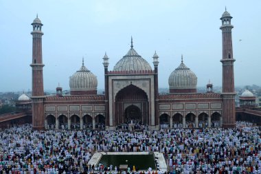 YENİ DELHI INDIA 29 Haziran 2023 Müslümanlar tarihi Jama Mescidi 'nde namaz kılmak için 29 Haziran 2023' te Yeni Delhi 'de Yeni Delhi' de Kurban Bayramı 'nda, Bakra Bakrid al Adha Kurban Bayramı veya Qurban Bayarami olarak da bilinir.