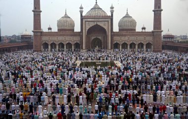 YENİ DELHI INDIA 29 HAZİRAN 2023 Müslüman hayranları 29 Haziran 2023 'te Jama Mescidi' nde Kurban Namaz 'ı sundular. Yeni Delhi' de Yeni Delhi 'de Kurban Bayramı 