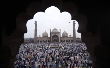 YENİ DELHI INDIA 29 HAZİRAN 2023 Müslüman hayranları 29 Haziran 2023 'te Jama Mescidi' nde Kurban Namaz 'ı sundular. Yeni Delhi' de Yeni Delhi 'de Kurban Bayramı 