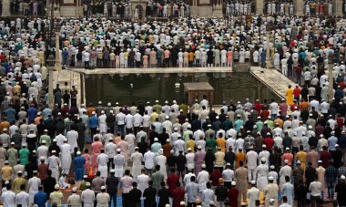 YENİ DELHI INDIA 29 HAZİRAN 2023 Müslüman hayranları 29 Haziran 2023 'te Jama Mescidi' nde Kurban Namaz 'ı sundular. Yeni Delhi' de Yeni Delhi 'de Kurban Bayramı 