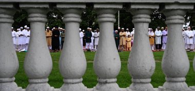 KOLKATA INDIA 29 Haziran 2023 Müslüman dindarlar, 29 Haziran 2023 'te Kızıl Yol' da Kurban Bayramı ya da Kurban Bayramı olarak da bilinen Kurban Bayramı için Bakkata Hindistan 'da Bakkata Kurban Bayramı ya da Qu el Adban olarak da bilinen Kurban Bayramı' nda namaz kılıyor.