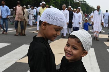 KOLKATA INDIA 29 Haziran 2023 Kurban Bayramı 'nda namaz kıldıktan sonra veya Kızıl Yol' da Kurban Bayramı olarak da bilinen Bakra Kurban Bayramı 'nda 29 Haziran 2023' te, Bakra Bakrid al Adha Kurban Bayramı olarak da bilinen Kolkata Hindistan 'da.
