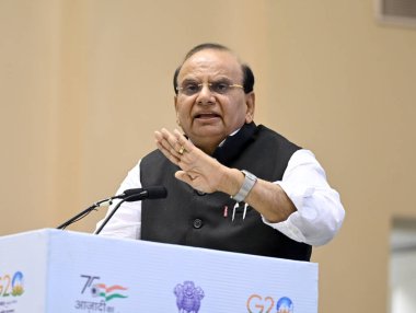 NEW DELHI INDIA 30 Haziran 2023 Delhi Valisi Vinai Kumar Saxena, 30 Haziran 2023 tarihinde Sanjeev Verma Hindusta tarafından Yeni Delhi Hindistan 'da Vigyan Bhawan' daki çeşitli departmanların atama mektuplarının dağıtımı sırasında konuşuyor.