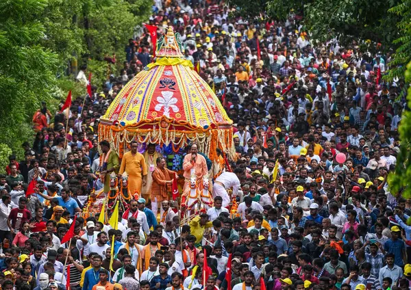 NEW DELHI INDIA 20 Haziran 2023 Devotees, 20 Haziran 2023 tarihinde Hauz Khas 'ta düzenlenen yıllık Jagannath Rath Yatra At Arabaları Festivali' ne katılmaktadır. 