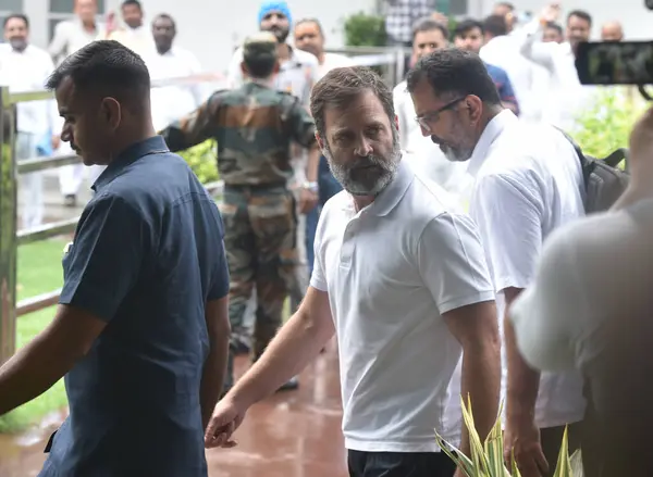 NEW DELHI INDIA HAZİRAN 28 HAZİRAN 2023 Kongre Başkanı Rahul Gandhi, 28 Haziran 2023 tarihinde Yeni Delhi Hindistan 'da yapılacak bir seçim toplantısı sonrasında ayrıldı.