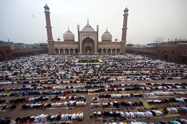 YENİ DELHI INDIA 29 HAZİRAN 2023 Müslüman hayranları 29 Haziran 2023 'te Jama Mescidi' nde Kurban Namaz 'ı sundular. Yeni Delhi' de Yeni Delhi 'de Kurban Bayramı 