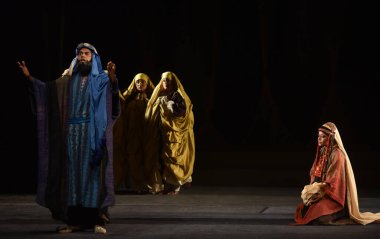 NEW DELHI: APRIL 26, 2023 - Ulusal Drama Okulu tarafından sunulan Laila Majnun oyununda sanatçılar Ram Gopal Bajaj Eş Yönetmeni ve Rajesh Singh tarafından seslendirilen NSD konferans salonunda çevirmen Shabbir Irshad Usmani. 