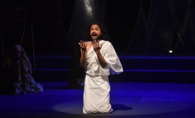 NEW DELHI: APRIL 26, 2023 - Ulusal Drama Okulu tarafından sunulan Laila Majnun oyununda sanatçılar Ram Gopal Bajaj Eş Yönetmeni ve Rajesh Singh tarafından seslendirilen NSD konferans salonunda çevirmen Shabbir Irshad Usmani. 