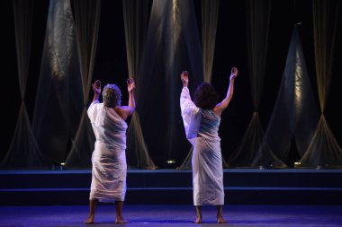 NEW DELHI: APRIL 26, 2023 - Ulusal Drama Okulu tarafından sunulan Laila Majnun oyununda sanatçılar Ram Gopal Bajaj Eş Yönetmeni ve Rajesh Singh tarafından seslendirilen NSD konferans salonunda çevirmen Shabbir Irshad Usmani. 