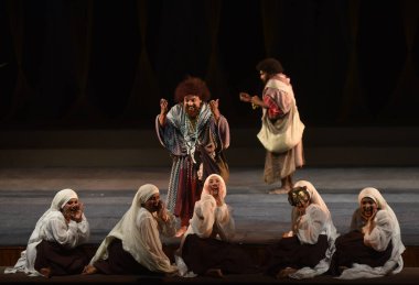 NEW DELHI: APRIL 26, 2023 - Ulusal Drama Okulu tarafından sunulan Laila Majnun oyununda sanatçılar Ram Gopal Bajaj Eş Yönetmeni ve Rajesh Singh tarafından seslendirilen NSD konferans salonunda çevirmen Shabbir Irshad Usmani. 