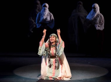 NEW DELHI: APRIL 26, 2023 - Ulusal Drama Okulu tarafından sunulan Laila Majnun oyununda sanatçılar Ram Gopal Bajaj Eş Yönetmeni ve Rajesh Singh tarafından seslendirilen NSD konferans salonunda çevirmen Shabbir Irshad Usmani. 