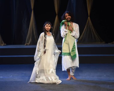 NEW DELHI: APRIL 26, 2023 - Ulusal Drama Okulu tarafından sunulan Laila Majnun oyununda sanatçılar Ram Gopal Bajaj Eş Yönetmeni ve Rajesh Singh tarafından seslendirilen NSD konferans salonunda çevirmen Shabbir Irshad Usmani. 