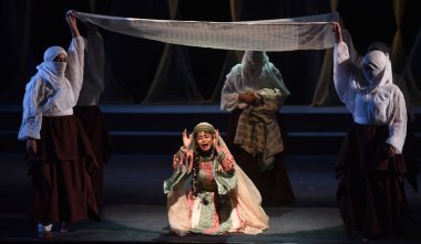 NEW DELHI: APRIL 26, 2023 - Ulusal Drama Okulu tarafından sunulan Laila Majnun oyununda sanatçılar Ram Gopal Bajaj Eş Yönetmeni ve Rajesh Singh tarafından seslendirilen NSD konferans salonunda çevirmen Shabbir Irshad Usmani. 