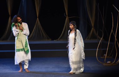 NEW DELHI: APRIL 26, 2023 - Ulusal Drama Okulu tarafından sunulan Laila Majnun oyununda sanatçılar Ram Gopal Bajaj Eş Yönetmeni ve Rajesh Singh tarafından seslendirilen NSD konferans salonunda çevirmen Shabbir Irshad Usmani. 