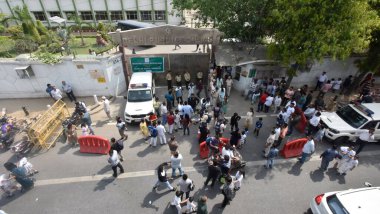 NEW DELHI INDIA 26 Nisan 2023 Delhi Devlet Okulu DPS Mathura Yolu 'nda 26 Nisan 2023 tarihinde bomba tehdidi aldıktan sonra çocuklarıyla birlikte izne ayrıldılar.