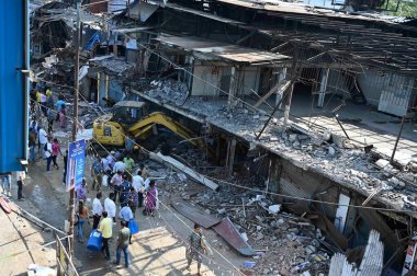 MUMBAI INDIA APRIL 28 Nisan 2023 Brihanmumbai Belediyesi BMC, 28 Nisan 2023 tarihinde Anand Yolu 'nun yanındaki ünlü MM Mithaiwala ve Delhi Sweets dükkanlarını ve diğer 19 mağazayı yerle bir ederek Batı Malad İstasyonu' nun dışındaki yolu genişletti.