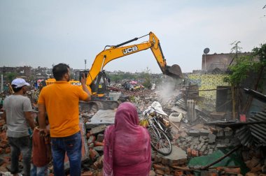 NEW DELHI INDIA MAYIS 12023 ASI ve bölge yönetimi 1 Mayıs 2023 'te Sanchit Khanna Hindustan Times tarafından Yeni Delhi Hindistan' da Tughlaqabad Kalesi yakınlarındaki yasadışı binaları yıktılar.
