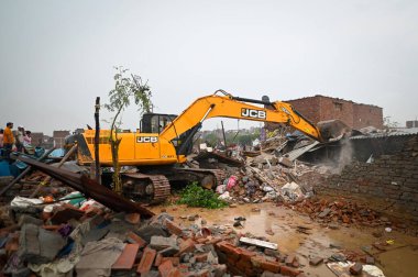 NEW DELHI INDIA MAYIS 12023 ASI ve bölge yönetimi 1 Mayıs 2023 'te Sanchit Khanna Hindustan Times tarafından Yeni Delhi Hindistan' da Tughlaqabad Kalesi yakınlarındaki yasadışı binaları yıktılar.