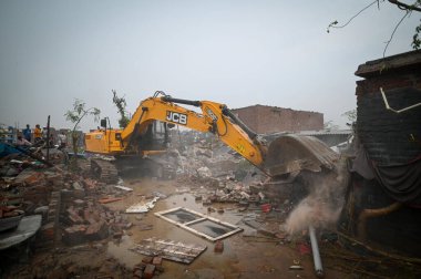 NEW DELHI INDIA MAYIS 12023 ASI ve bölge yönetimi 1 Mayıs 2023 'te Sanchit Khanna Hindustan Times tarafından Yeni Delhi Hindistan' da Tughlaqabad Kalesi yakınlarındaki yasadışı binaları yıktılar.