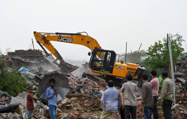 NEW DELHI INDIA MAYIS 12023 ASI ve bölge yönetimi 1 Mayıs 2023 'te Sanchit Khanna Hindustan Times tarafından Yeni Delhi Hindistan' da Tughlaqabad Kalesi yakınlarındaki yasadışı binaları yıktılar.